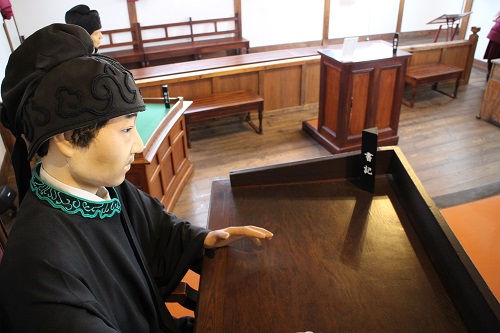 裁判官・書記官の法服とは?元裁判所職員が語る法服の歴史とデザインの違い